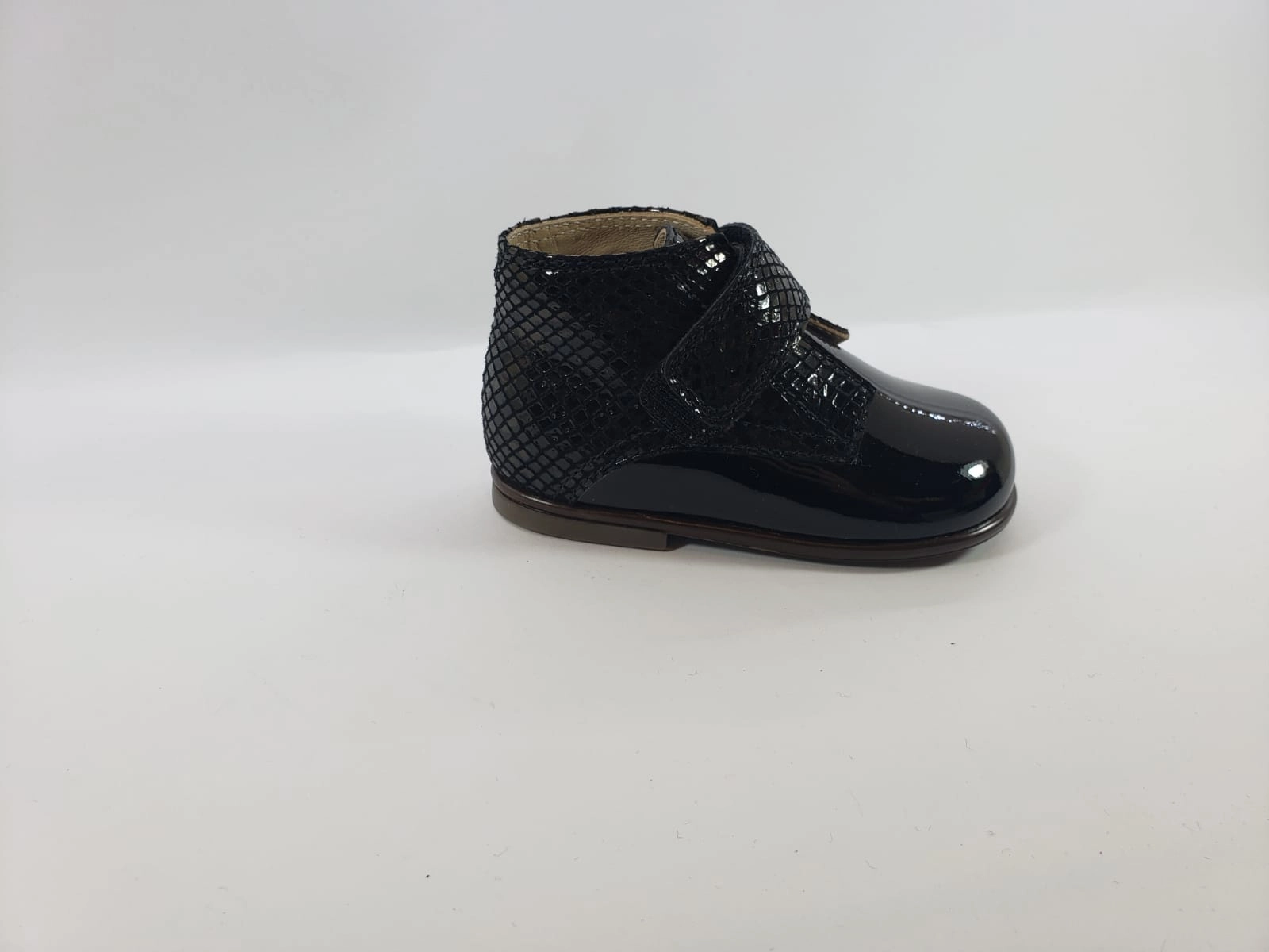 Beberlis Black Patent Baby Velcro Design Booties