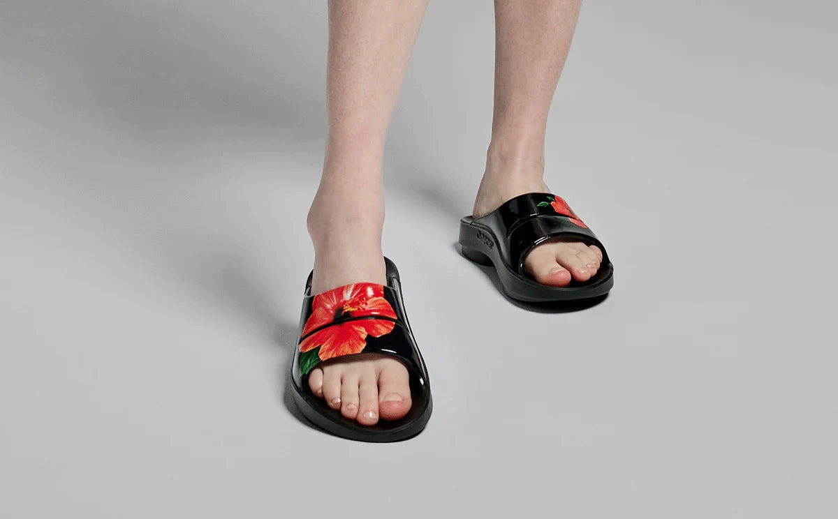 OOFOS OOAHH SLIDE HIBISCUS