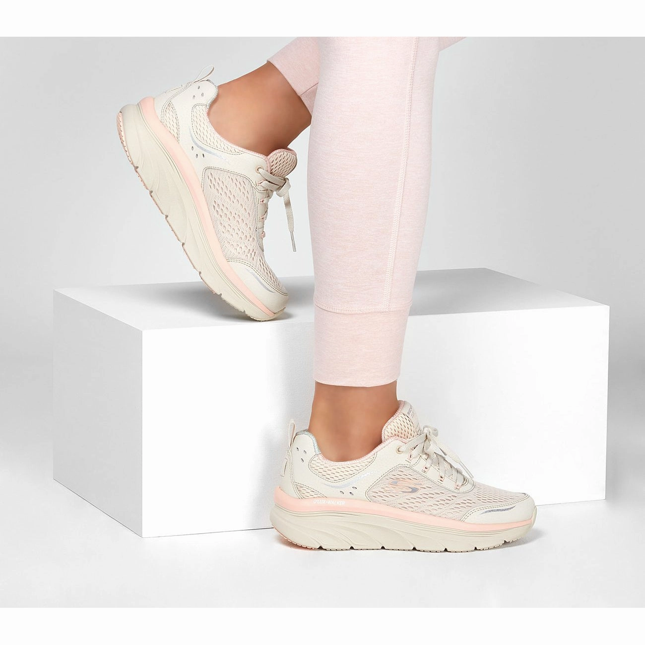 Skechers Relaxed Fit: DLux Walker  Infinite Motion Trainers