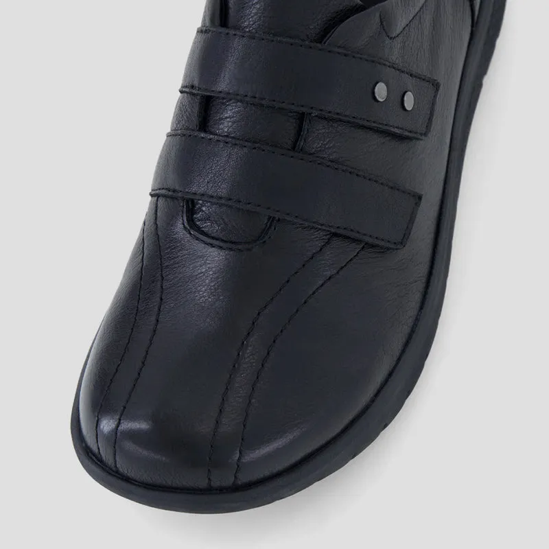 SONNYE XF - BLACK LEATHER BLACK SOLE FLATS